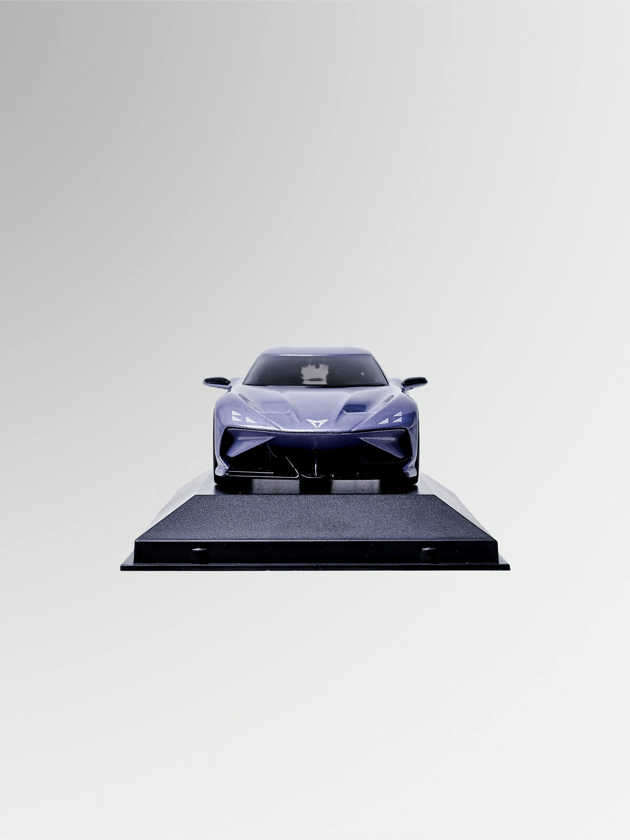 CUPRA DarkRebel Modellauto 1:43 mit Flüssigglanz