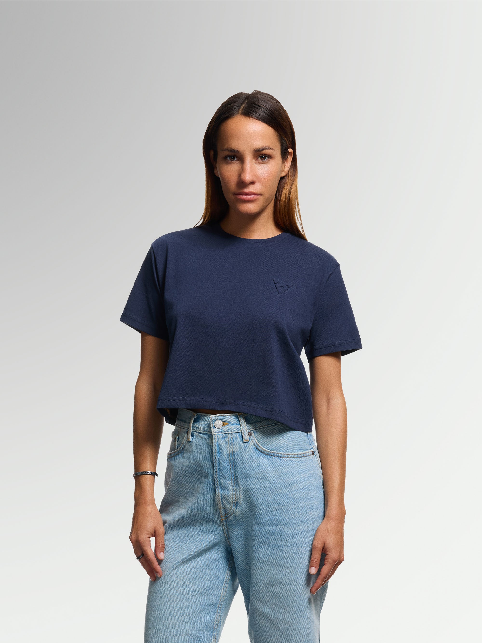 Blue short-sleeved embossed T-shirt with crop top fit and printed