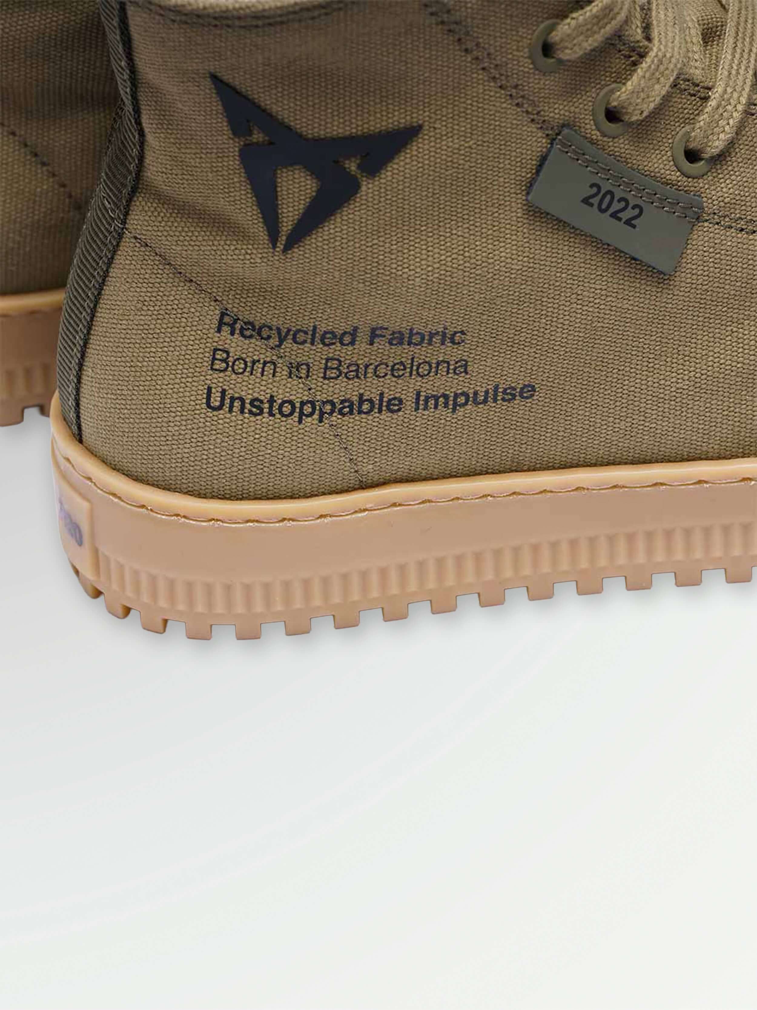 UNISEX-SNEAKERS „BORN“ BROWN | MIKAKUS x CUPRA