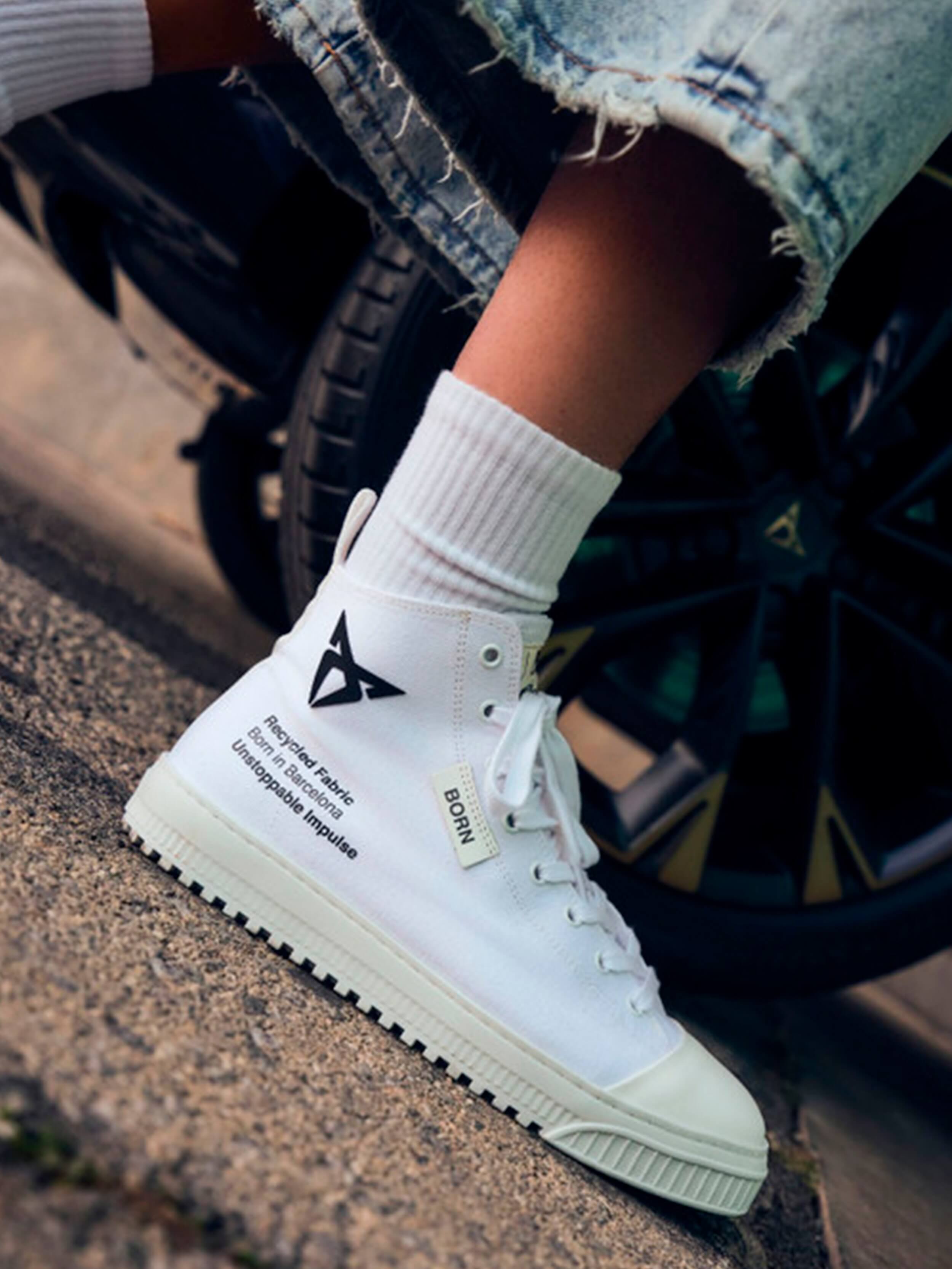 UNISEX-SNEAKERS „BORN“ IN WEISS | MIKAKUS x CUPRA