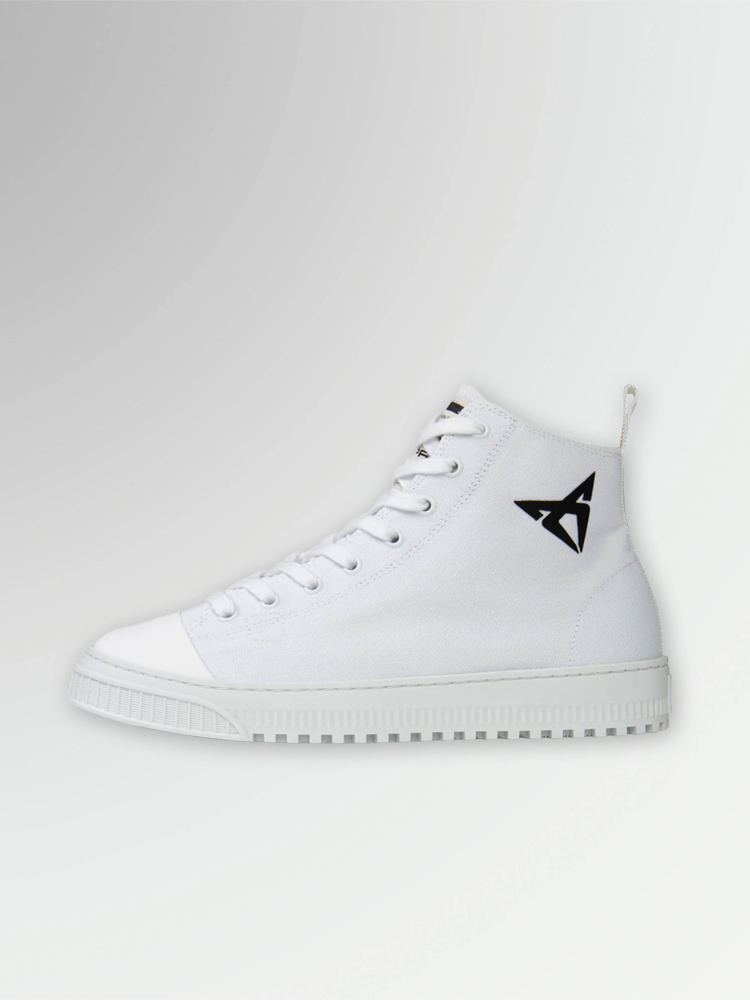 UNISEX-SNEAKERS „BORN“ IN WEISS | MIKAKUS x CUPRA