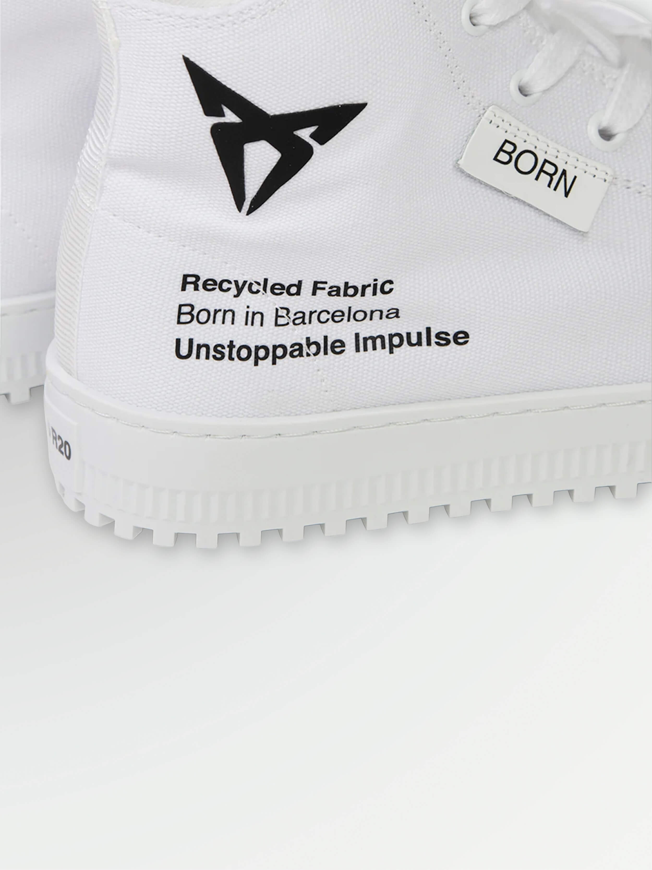 UNISEX-SNEAKERS „BORN“ IN WEISS | MIKAKUS x CUPRA