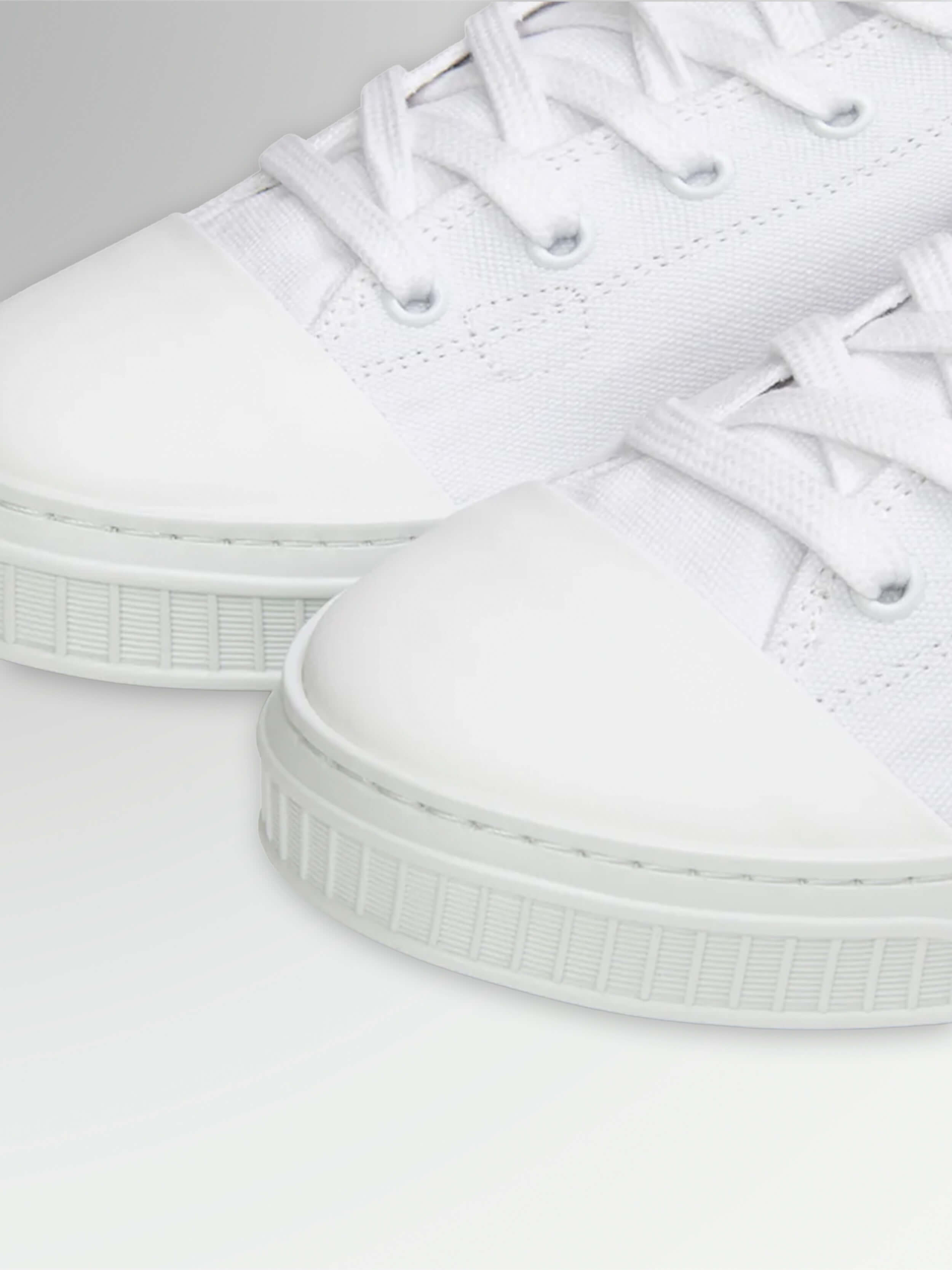 UNISEX-SNEAKERS „BORN“ IN WEISS | MIKAKUS x CUPRA