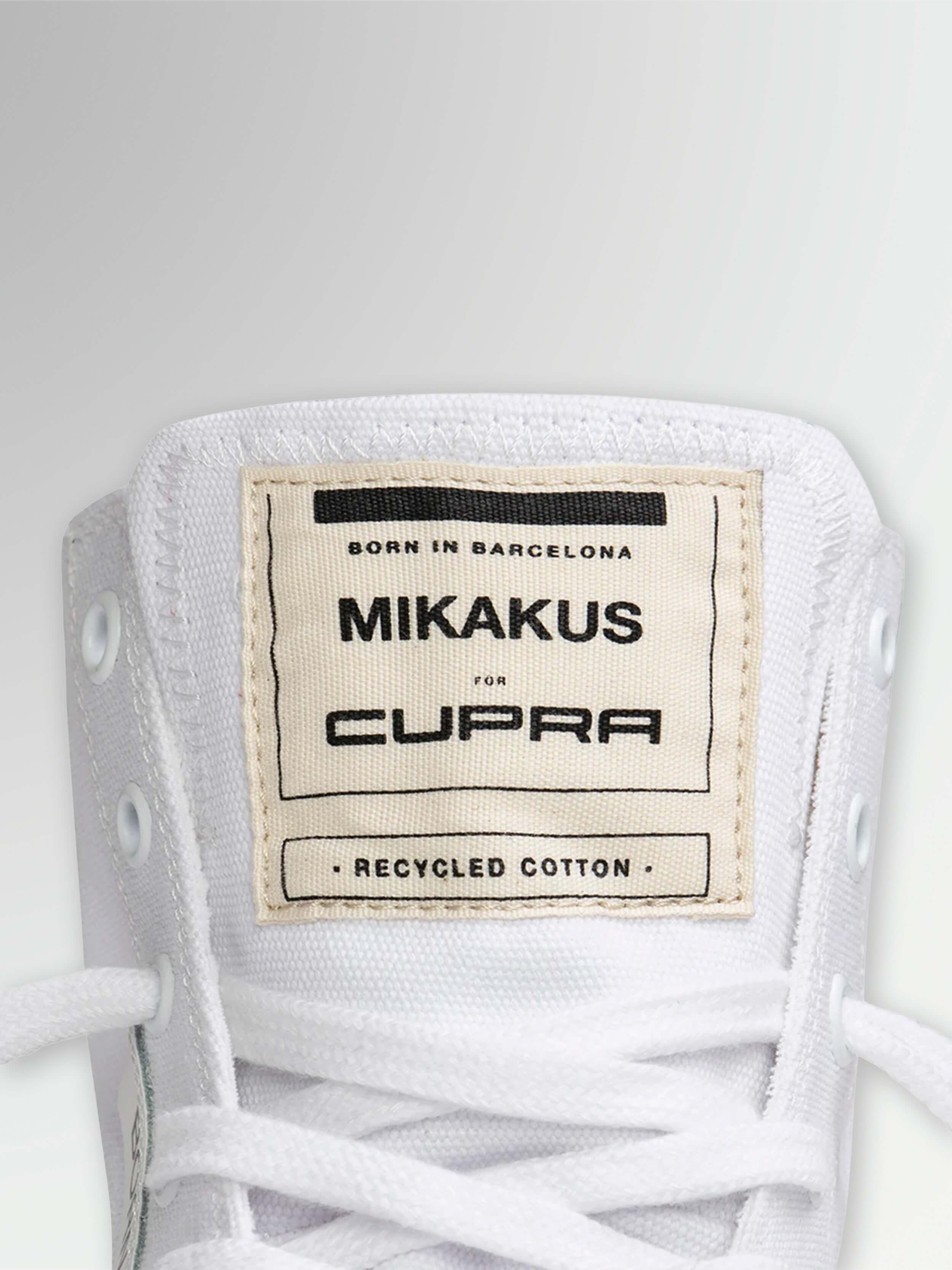 UNISEX-SNEAKERS „BORN“ IN WEISS | MIKAKUS x CUPRA