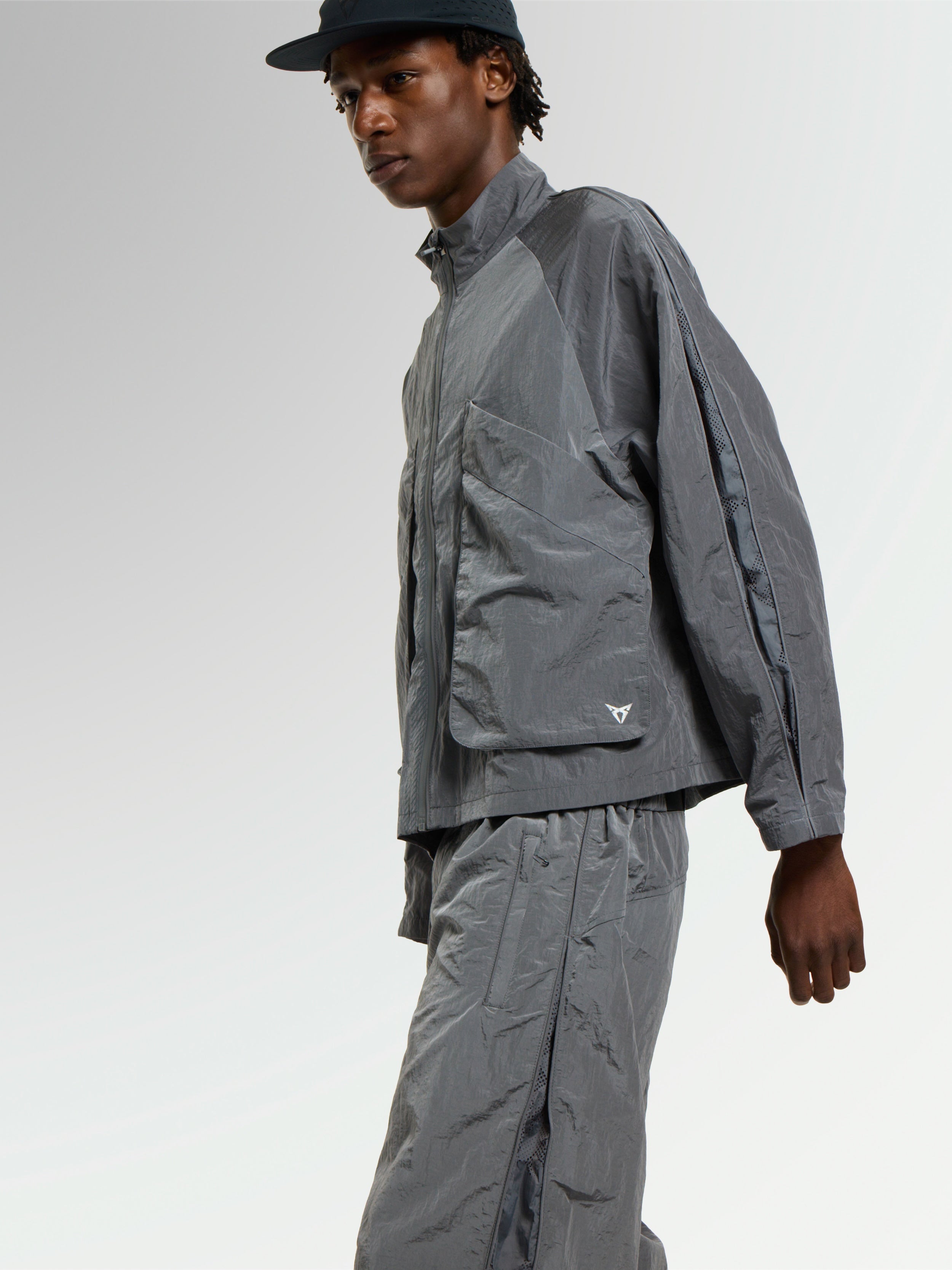 CHAQUETA DEPORTIVA URBANA GRIS HOMBRE