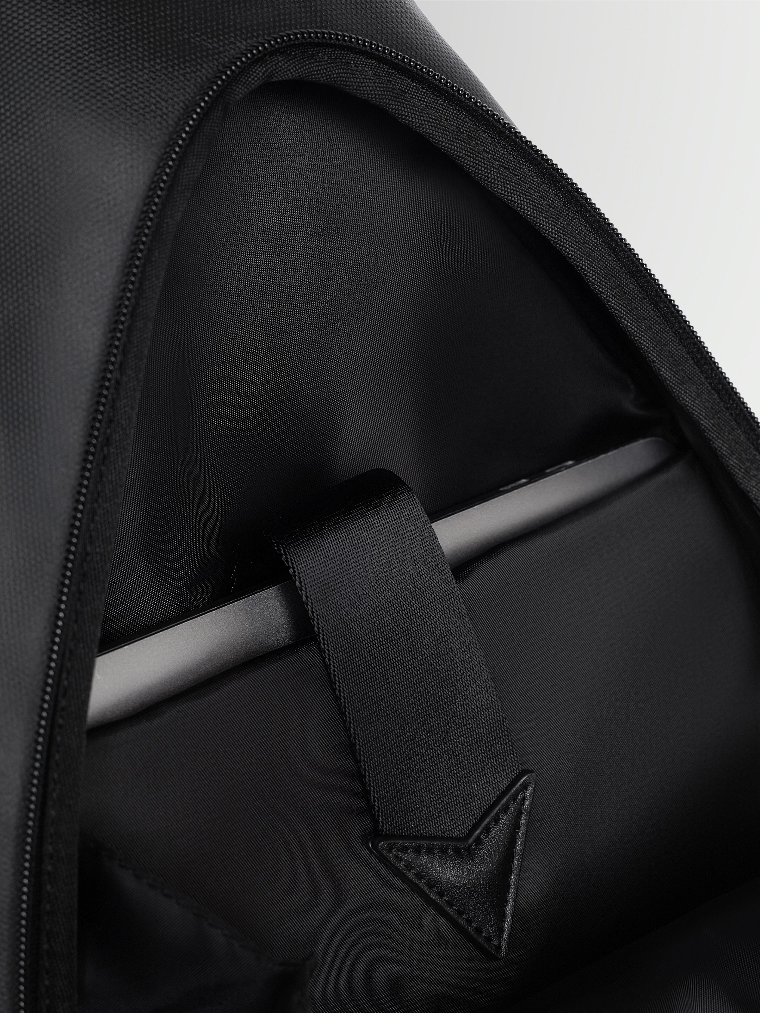 RUCKSACK CROSSBODY GRAU UNISEX - MAM x CUPRA