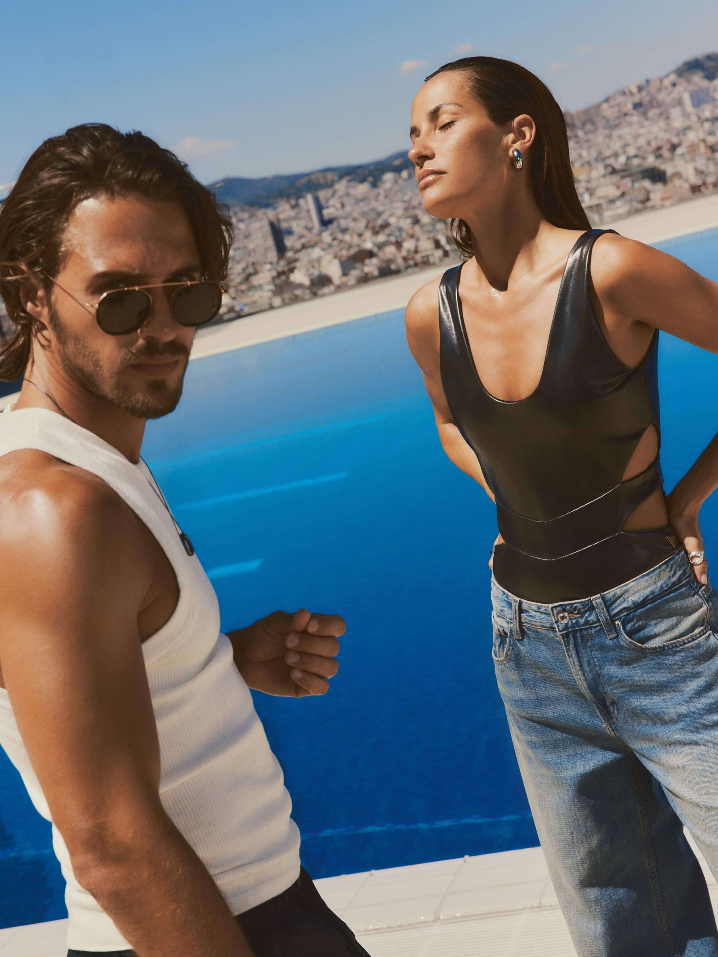 SCHIMMERNDER IKONISCHER BADEANZUG