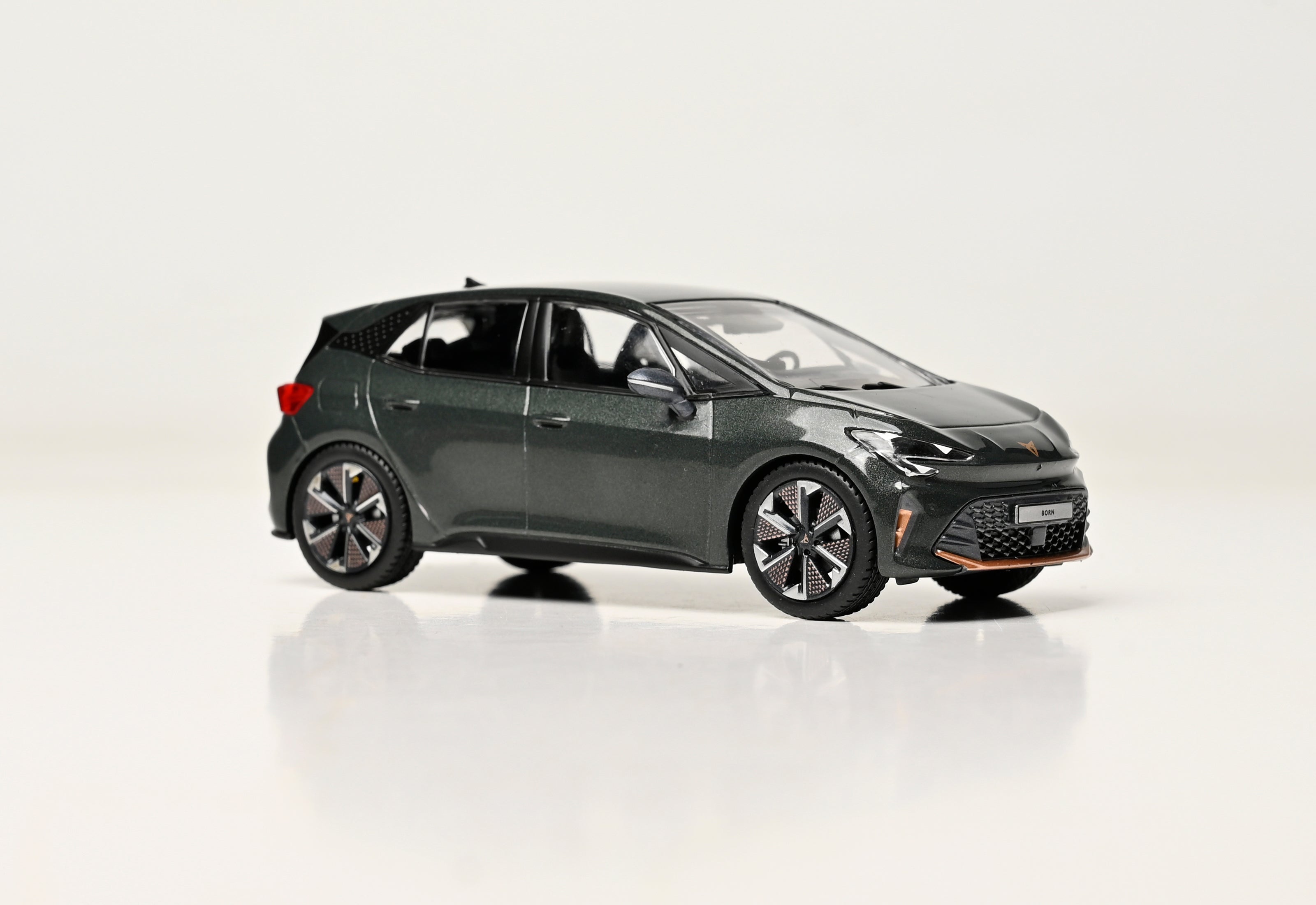 CUPRA BORN PA MODELLAUTO 1:43 DARK FOREST