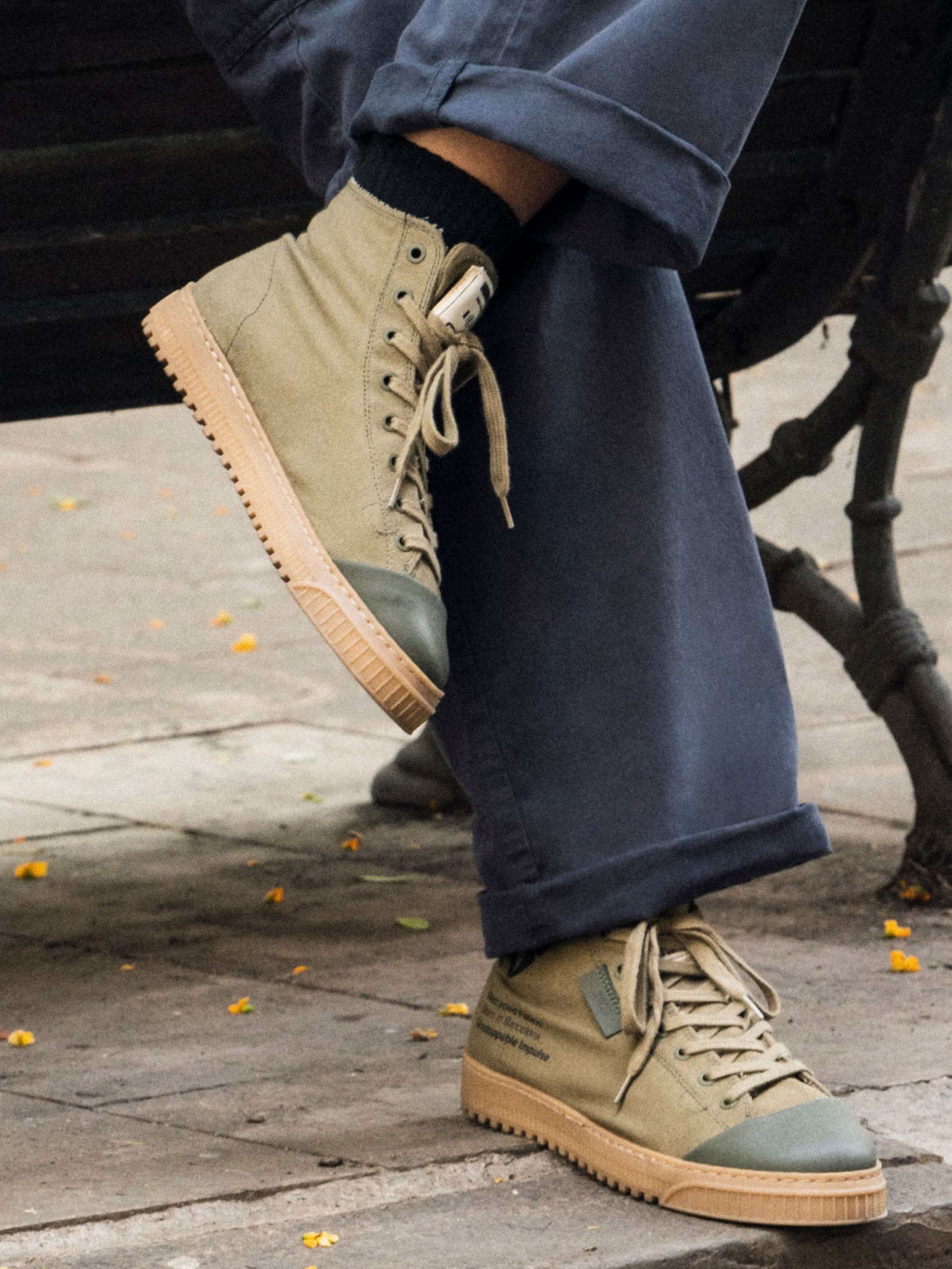 UNISEX-SNEAKERS „BORN“ BROWN | MIKAKUS x CUPRA