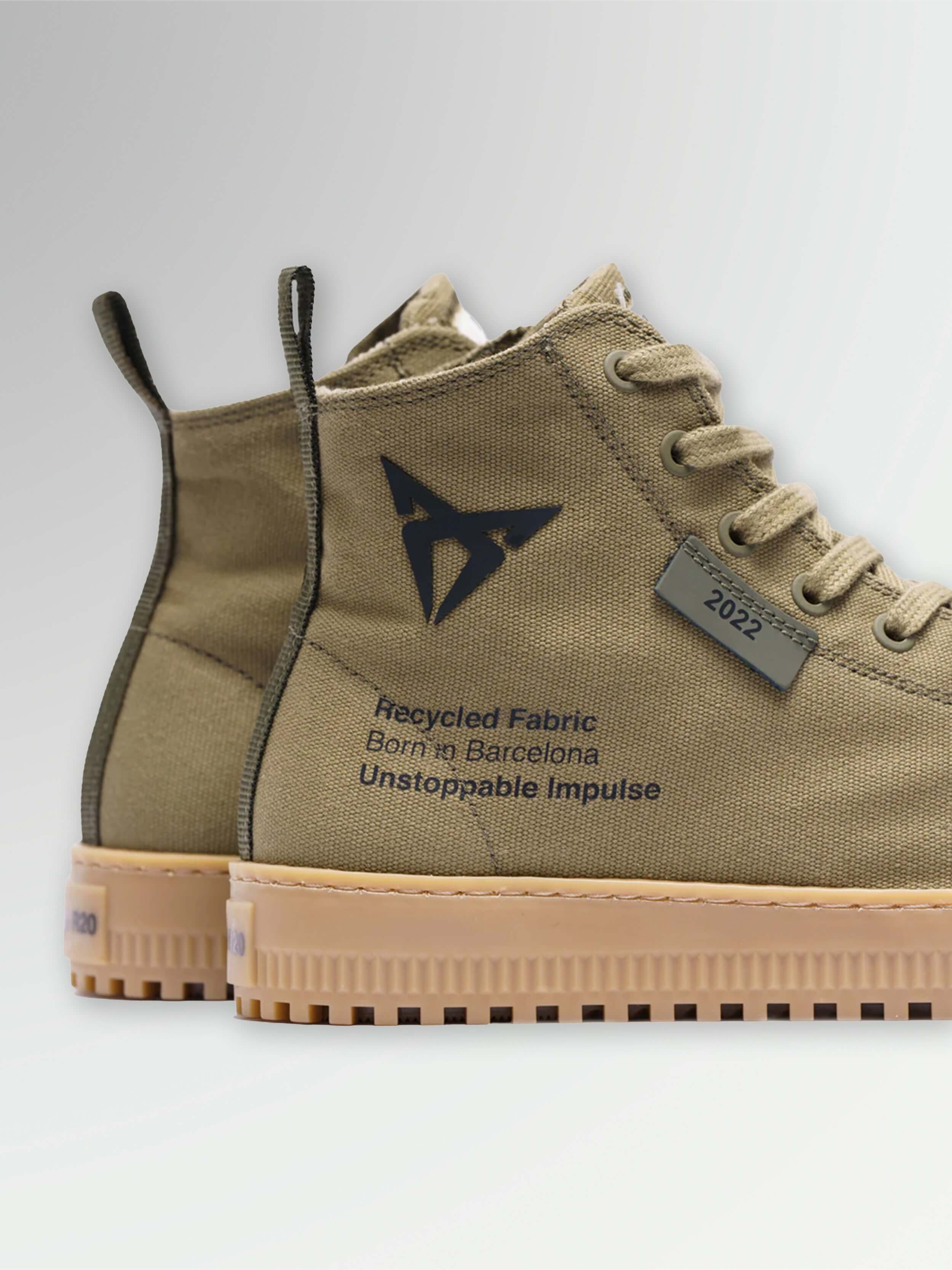 UNISEX-SNEAKERS „BORN“ BROWN | MIKAKUS x CUPRA