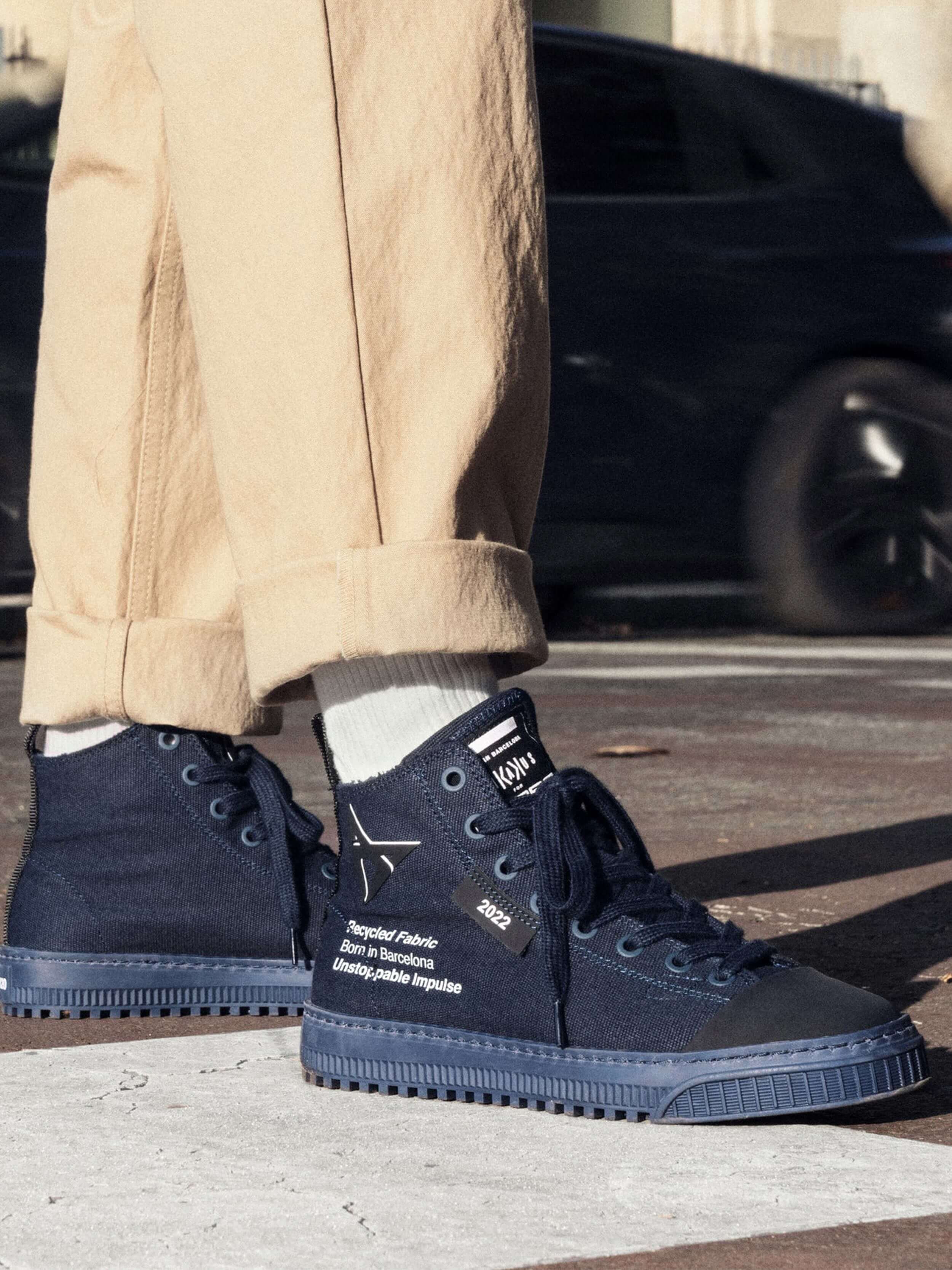 UNISEX-SNEAKERS „BORN“ BLAU | MIKAKUS x CUPRA