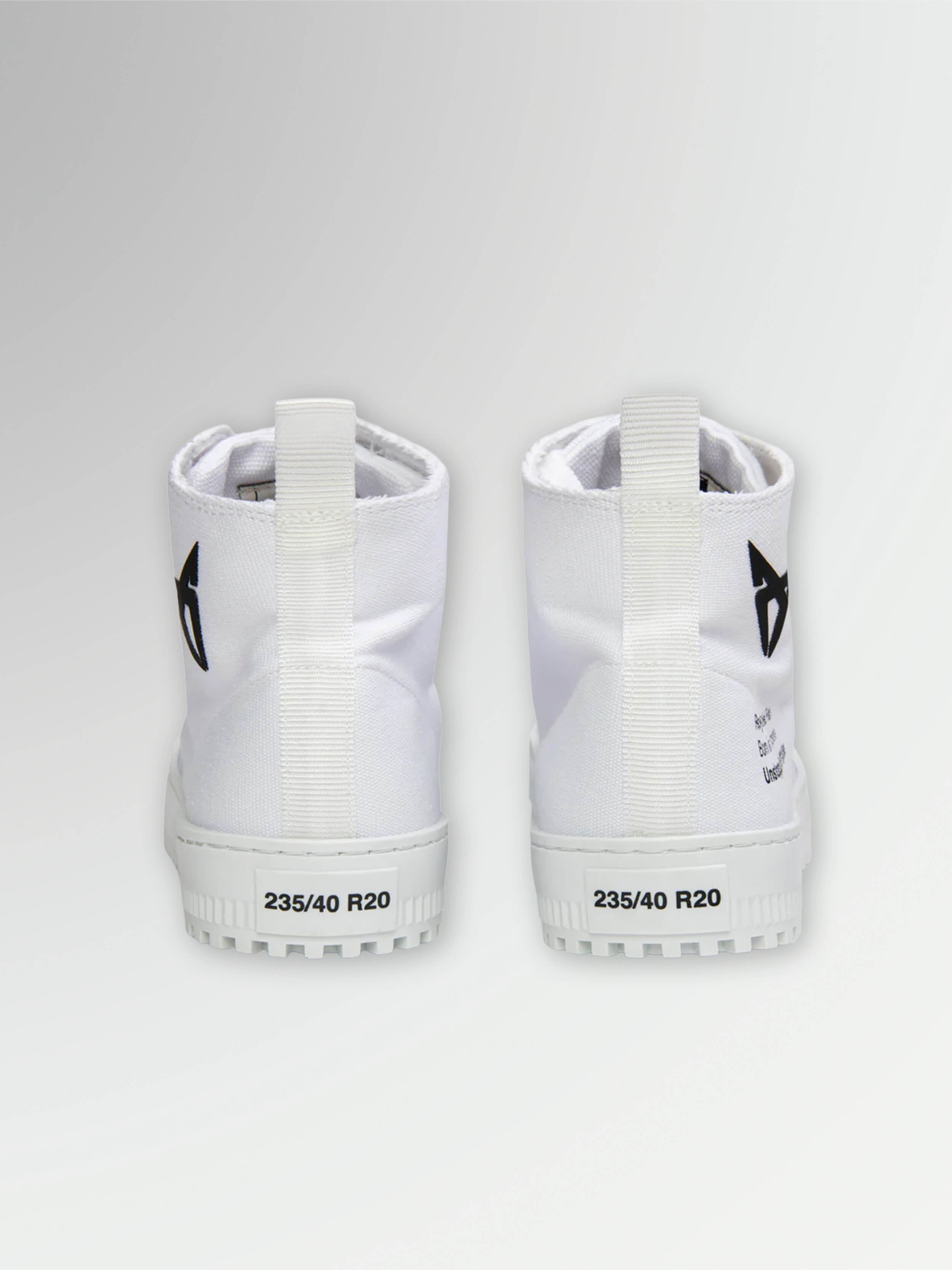 UNISEX-SNEAKERS „BORN“ IN WEISS | MIKAKUS x CUPRA