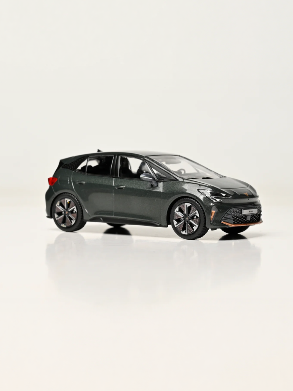 CUPRA BORN PA MODELLAUTO 1:43 DARK FOREST